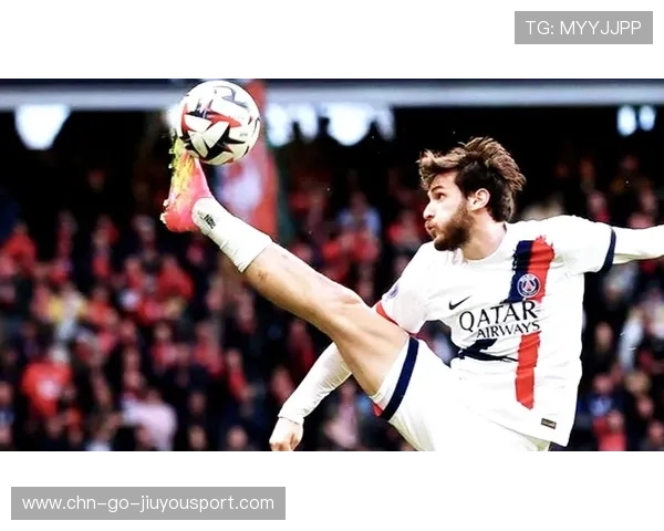 克瓦拉茨赫利亚底线连续晃动,造成对方边后卫防守犯规