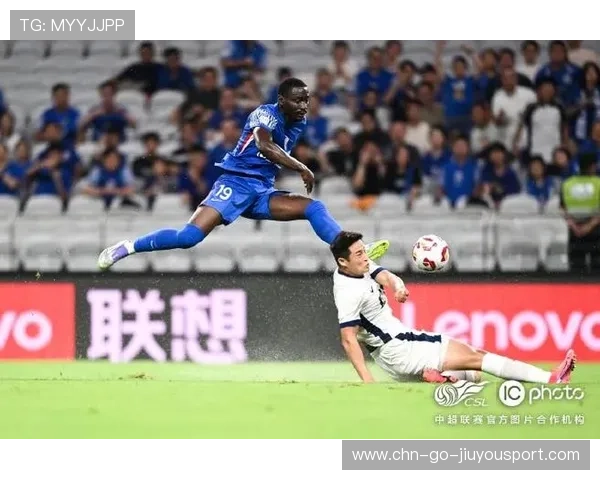 上海申花边路传中落点刁钻,门前头球攻门形成险情